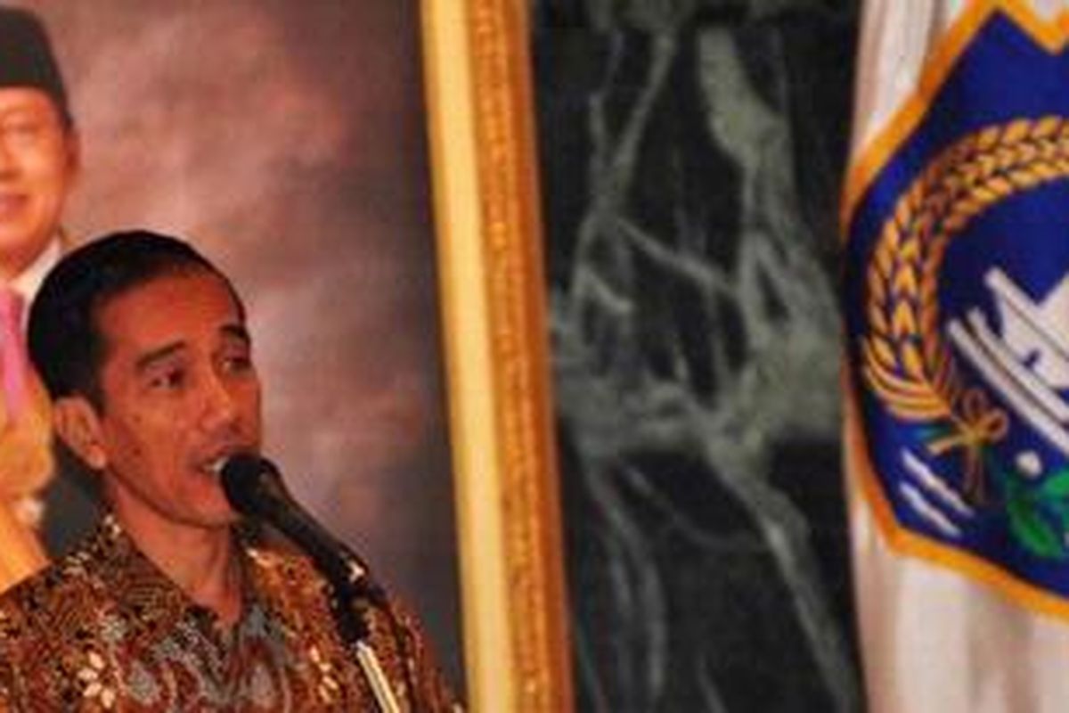 Gubernur dan Wakil Gubernur DKI Jakarta Jokowi-Basuki, memimpin pertemuan dengan lurah dan camat di Balai Agung Kompleks Balai Kota, Jalan Medan Merdeka Selatan, Gambir, Jakarta Pusat, Kamis (25/10/2012). Pertemuan yang di hadiri oleh Bupati, Walikota, Lurah, dan Camat se-Jakarta tersebut bertujuan untuk memberikan pengarahan mengenai birokrasi yang dapat melayani masyarakat dan harus memulai pelayanan masyarakat tepat waktu sehingga semakin optimal..  