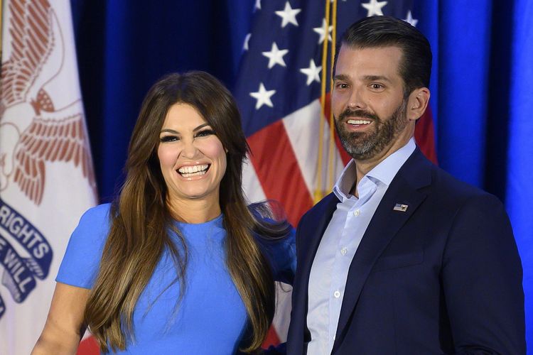 Donald Trump Jr (kanan) dan pacarnya, Kimberly Guilfoyle (kiri) tersenyum selama konferensi pers Keep Iowa Great di Des Moines, IA. Kimberly Guilfoyle dites positif corona pada 3 Juli 2020, seperti diberitakan media AS. 