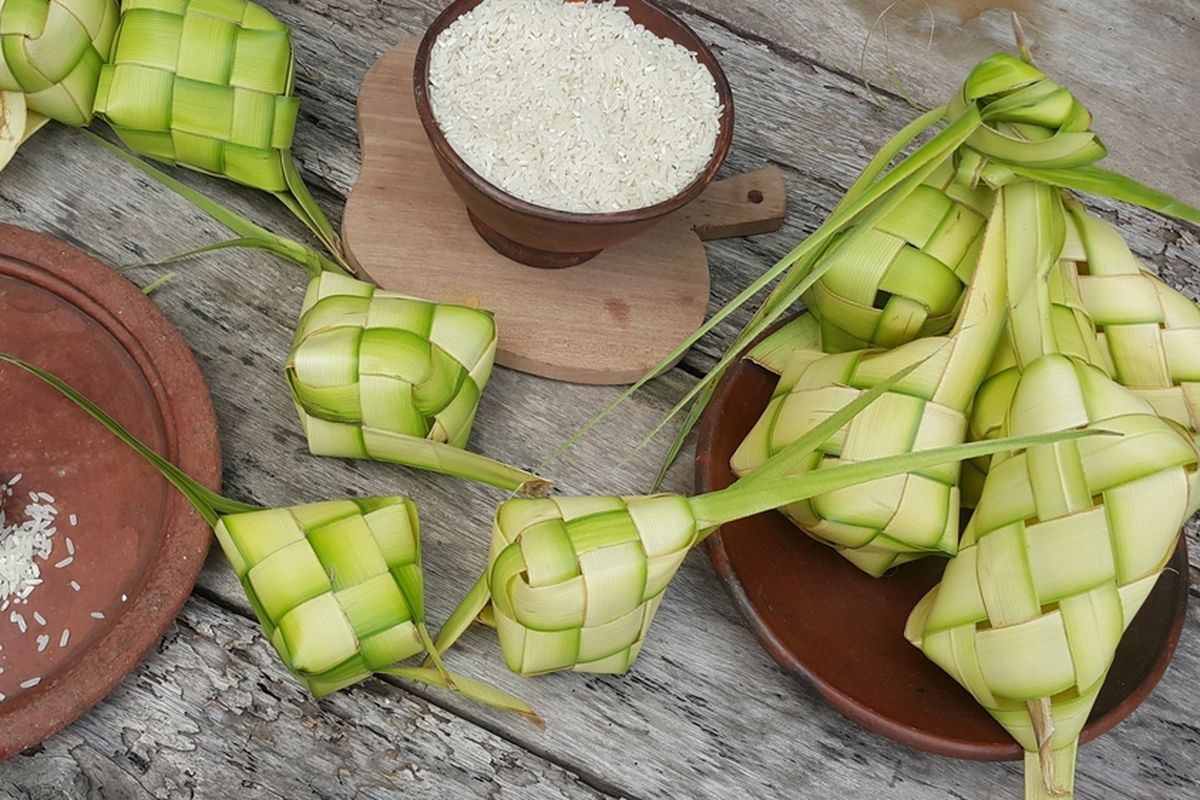 Ketupat Lebaran terbuat dari janur.
