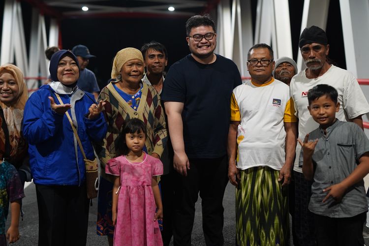 Bupati Kediri Mas Dhito datang langsung mengecek kondisi Jembatan Jongbiru, Rabu (17/7/2024) malam