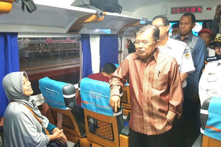 Wakil Presiden RI Jusuf Kallla meninjau kesiapan angkutan mudik Kereta Api Indonesia pada Lebaran tahun 2018 di Stasiun Gambir, Jakarta, Kamis (7/6/2018). 