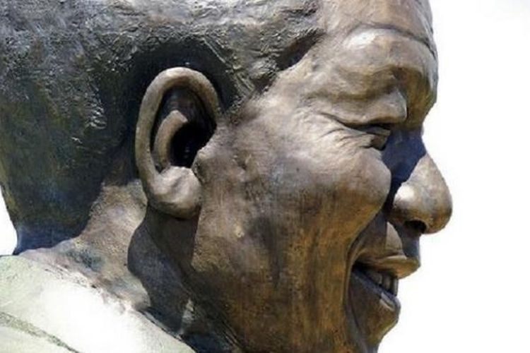 Kelinci perunggu di telinga kanan patung Nelson Mandela itu tidak terlihat dari jarak jauh.