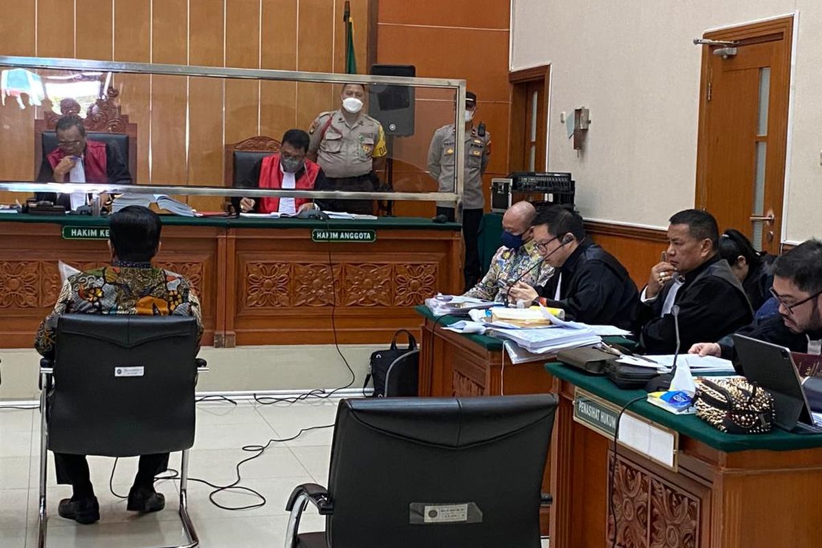 Ahli dari BNN Komjen Pol (Purn) Ahwil Loetan hadir sebagai saksi dalam persidangan kasus peredaran narkotika jenis sabu yang dikendalikan Irjen Teddy Minahasa di PN Jakarta Barat, Senin (6/3/2023). 