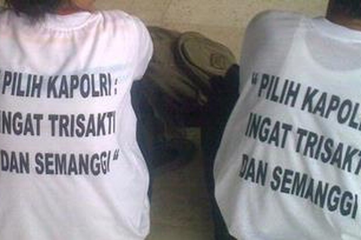 Para keluarga korban Tragedi Trisaksi dan Semanggi 1998-1999 aksi duduk di hall Gedung Nusantara II DPR, Senin (11/10/2010). Mereka akan menyampaikan aspirasi terkait rekam jejak calon Kapolri Timur Pradopo kepada Komisi III DPR.