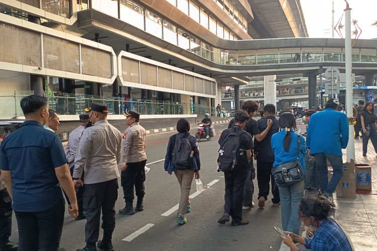 Demo BEM UI Berakhir, Massa Bubar Usai Orasi di Depan Sekretariat ASEAN
