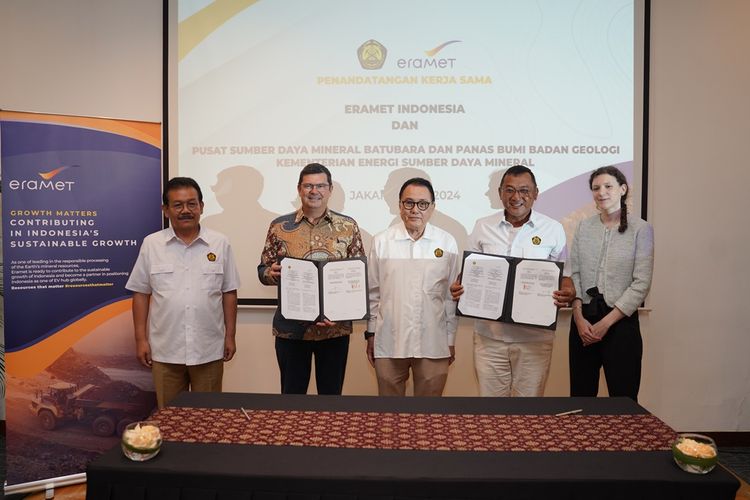 Kepala Pusat PSDMBP Badan Geologi Agung Pribadi, Direktur Eramet Indonesia Bruno Faour, Kabag Umum PSDMBP Iman Kristian Sinulingga, Deputi Kepala Departemen Ekonomi Kedutaan Besar Perancis untuk Indonesia Pauline Leduc, dan Staf Khusus Menteri Energi dan Sumber Daya Mineral (ESDM) Bidang Percepatan Bidang Tata Kelola Minerba Kementerian ESDM Irwandy Arif berpose bersama selepas acara penandatanganan kerja sama Eramet dan Kemeterian ESDM melalui Badan Geologi. Kerja sama ini bertujuan untuk memperkuat ekosistem electronic vehicle (EV) di Indonesia. 

