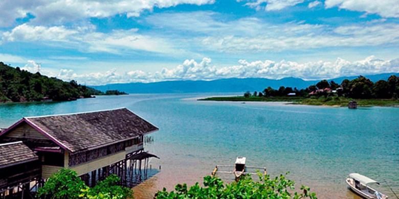 Danau Poso di Kabupaten Poso, Sulawesi Tengah, salah satu tujuan wisata yang kerap dikunjungi wisatawan, baik wisatawan lokal maupun mancanegara. Danau ini merupakan danau terbesar dan terdalam di Sulawesi Tengah dan terbesar ketiga di Indonesia. Selain memiliki panorama indah, di Danau Poso juga terdapat ikan endemik, yakni sogili, sejenis belut besar.