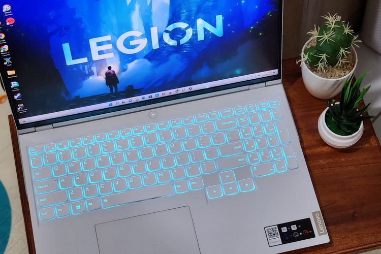 Tidak seperti laptop gaming kebanyakan yang lampu keyboard-nya RGB, Legion 5 Pro dibekali dengan lampu backlit satu warna, yaitu warna biru laut saja.Pengguna bisa menyalakan atau mematikan lampu backlit ini dengan mudah dengan cara menekan tombol Fn+Space secara bersamaan.Keterbatasan lampu keyboard ini terbantu dengan nyamannya keyboard untuk mengetik, serta kehadiran tombol Numpad yang lengkap.Artinya, pengguna tak perlu repot mengaktifkan mode Num Lock untuk sekadar memasukkan angka di dalam aplikasi atau game.Selain keyboard yang cukup lebar, komponen trackpad laptop ini juga memiliki ukuran yang cukup luas. Dengan begitu, pengguna bisa dengan nyaman bernavigasi antarmenu tanpa menggunakan aksesori mouse.