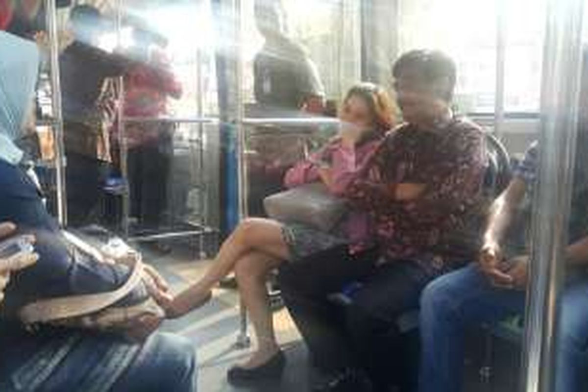 Wakil Gubernur DKI Jakarta Djarot Saiful Hidayat menaiki bus transjakarta pada Jumat pertama di bulan Agustus, Jumat (5/8/2016). 