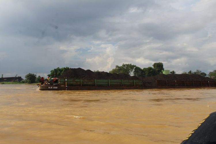 Kapal bermuatan batu bara saat melintasi Sungai Batanghari Jambi, Rabu (15/5/2024). 