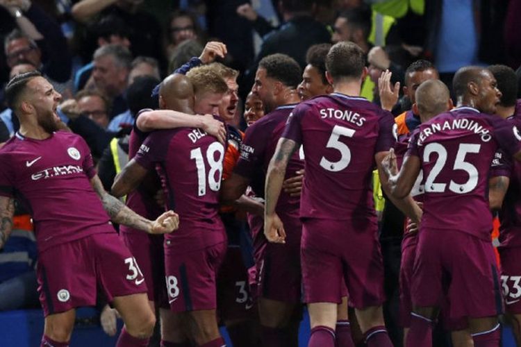 Para pemain Manchester City merayakan gol Kevin De Bruyne ke gawang Chelsea di Stamford Bridge, Sabtu (30/9/2017).