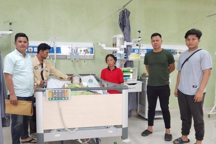 Seorang siswa SMK di Nias berinisial YN (17) tewas usai diduga dianiaya oleh Kepala Sekolah SMK 1 Siduoari, SZ (37). YN mengaku sempat dipukul di bagian kening sebanyak lima kali oleh SZ.

