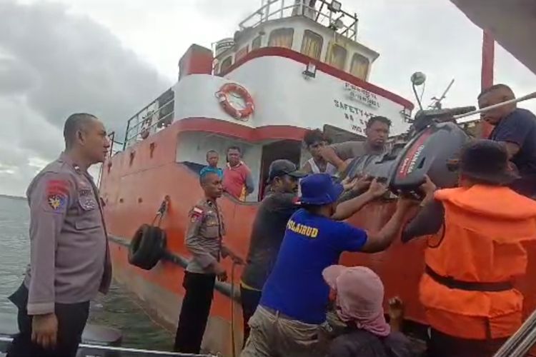 Tim SAR gabungan mengevakuasi tujuh penumpang longboat yang tenggelam di Peraiaran Kepulauan Tanimbar, Maluku, Senin (22/5/2023)