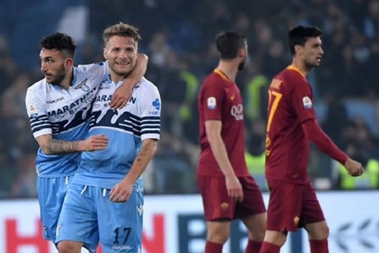 Danilo Cataldi dan Ciro Immobile merayakan gol timnya pada laga Derbi della Capitale, Lazio vs AS Roma, di Stadion Olimpico dalam lanjutan Serie A, Liga Italia, 2 Maret 2019. 