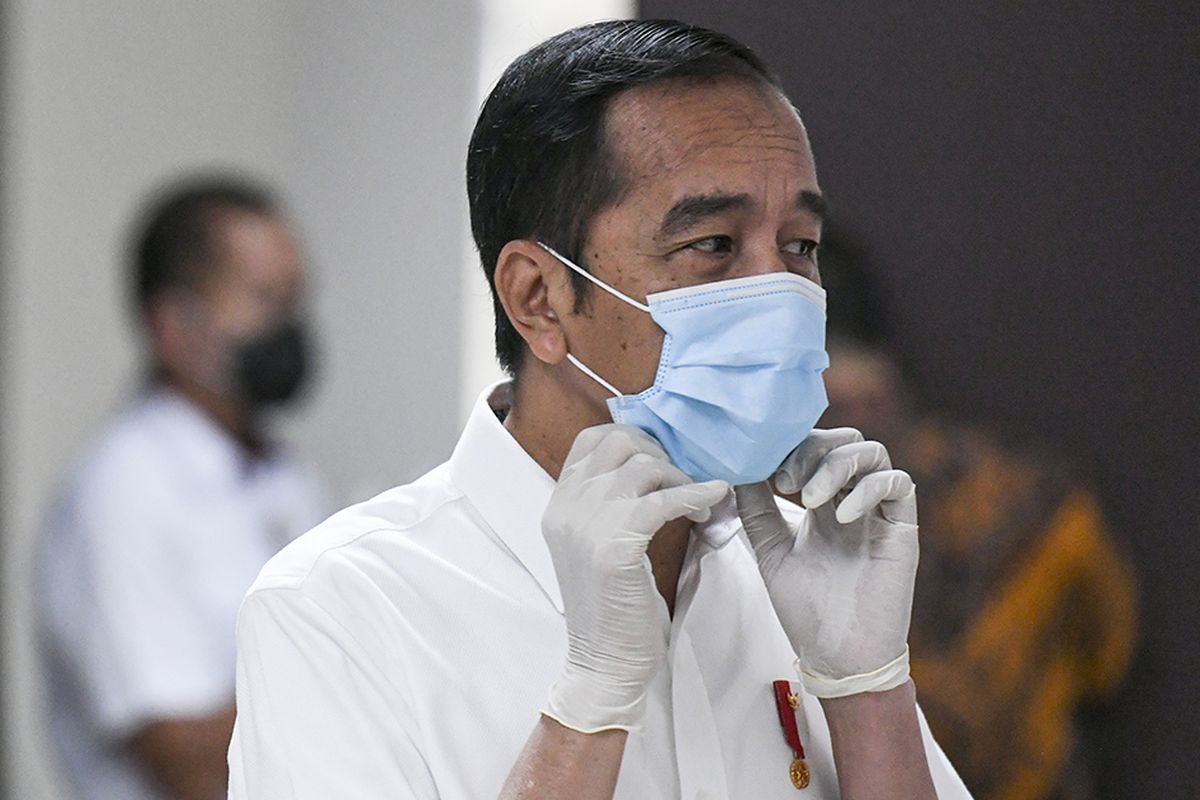 Presiden Joko Widodo merapikan masker yang digunakannya saat meninjau Rumah Sakit Darurat Penanganan COVID-19 Wisma Atlet Kemayoran, Jakarta, Senin (23/3/2020). Presiden Joko Widodo memastikan Rumah Sakit Darurat Penanganan COVID-19 Wisma Atlet Kemayoran siap digunakan untuk menangani 3.000 pasien.