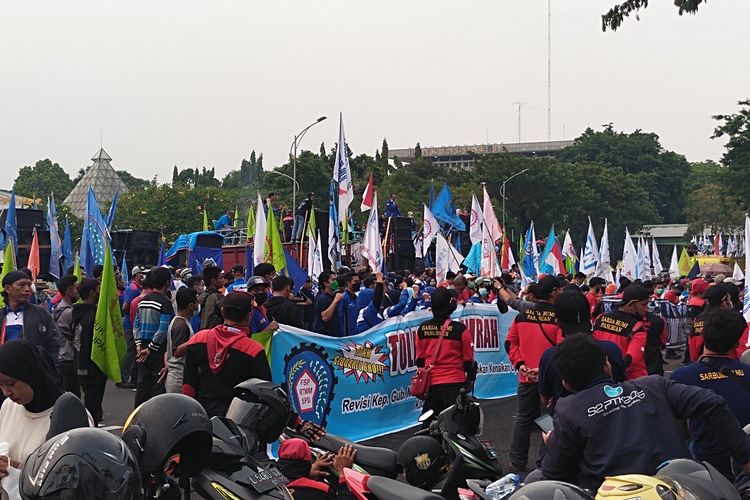 Massa Aksi Yang Tergabung Gerakan Serikat Pekerja Saat Melakukan Aksi Demonstrasi di Surabaya, Selasa (1/3/2022).