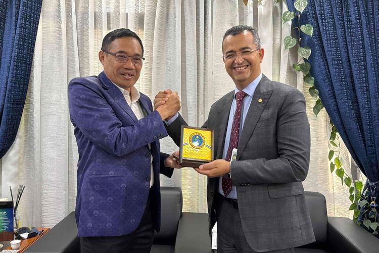 Universitas Negeri Malang (UM) mendapatkan apresiasi dari Islamic Development Bank (IsDB) atas keberhasilannya menyelesaikan Proyek 4 in 1 senilai mencapai 48,25 juta dollar AS atau sekitar Rp 800 miliar. 