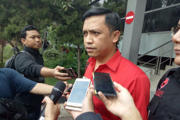 Wakil ketua bidang hukum Banteng Muda Indonesia Ronny Talapessi di Mapolda Metro Jaya, Selasa (17/10/2017).
