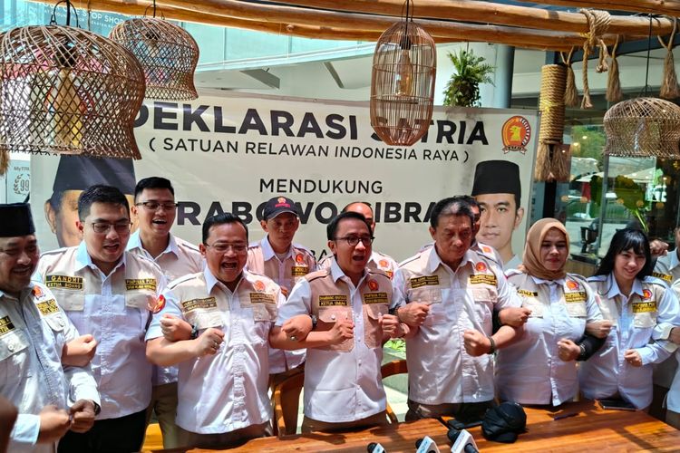 Momen foto bersama, organisasi sayap Partai Gerindra bernama Satuan Relawan Indonesia Raya (Satria) mendeklarasikan dan mengusulkan pasangan Prabowo Subianto dan Gibran Rakabuming Raka untuk Pilpres 2024, di Senayan, Jakarta Pusat, Selasa (10/10/2023).