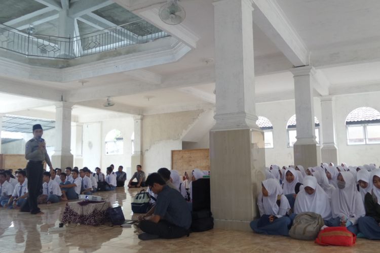Binmas Polres Lombok Tengah menyampaikan materi soal kontra radikal di SMA Negeri 1 Praya, Lombok Tengah, Selasa (13/6/2017).