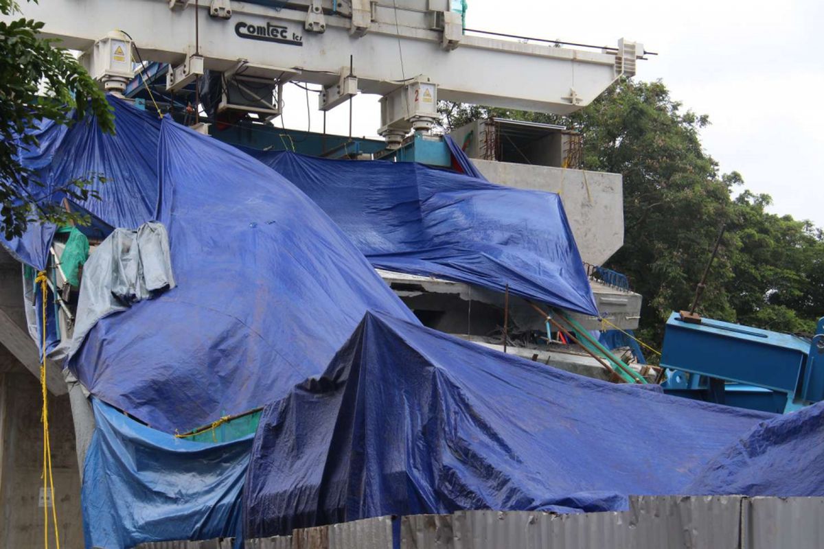 Kondisi pasca robohnya kontruksi proyek LRT di Jalan Kayu Putih, Pulogadung, Jakarta Timur, Senin (22/01/2018). Direktur Utama Jakarta Propertindo (JakPro) Satya Heragandhi menyampikan, robohnya LRT tersebut berawal saat petugas sedang melakukan pemasangan antar-span box P28 ke P29.