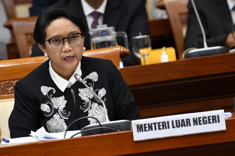 Menteri Luar Negeri (Menlu) Retno LP Marsudi menyampaikan paparan saat rapat kerja perdana bersama Komisi I DPR RI di kompleks Parlemen, Jakarta, Selasa (12/11/2019). Rapat kerja antara DPR dan Kementerian Luar Negeri membahas rencana kerja Kemenlu pada 2020, di antaranya kontribusi dan kepemimpinan Indonesia baik di kawasan maupun dunia. ANTARA FOTO/Aditya Pradana Putra/hp.
  *** Local Caption *** 

