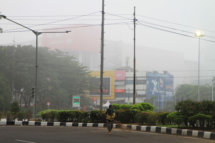 Kabut pekat menyelimuti jalanan Palembang, sekitar pukul 06.00WIB, Selasa (28/9/2021).