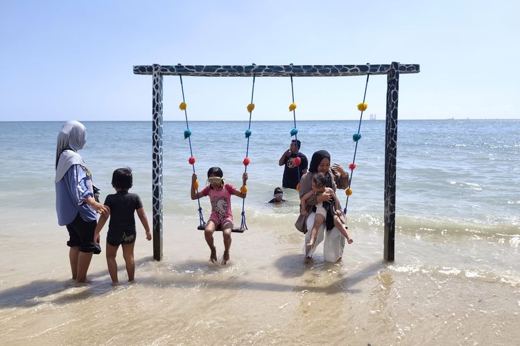 Liburan Sekolah, Pantai Tengket di Bangkalan Jadi Jujukan Wisata Keluarga