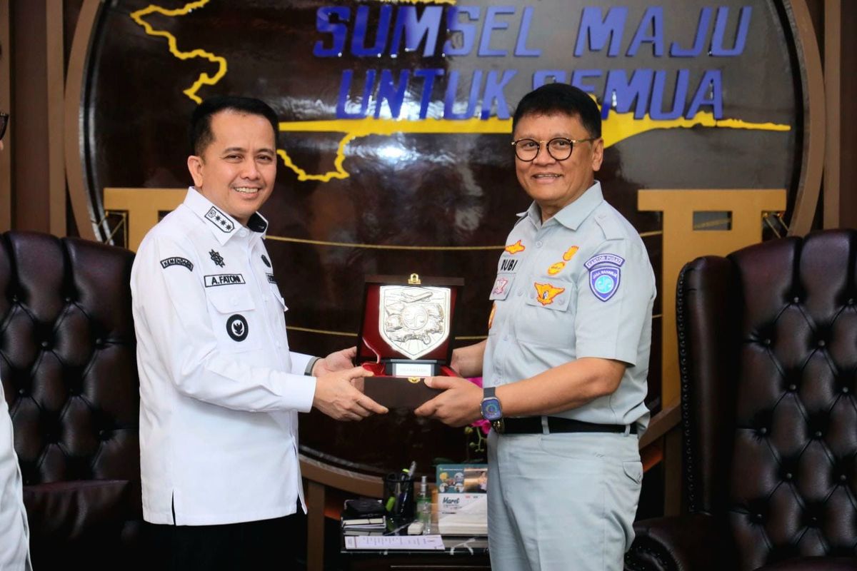 Direktur Sumber Daya Manusia (SDM) dan Umum PT Jasa Raharja Rubi Handojo bersama Penjabat (Pj) Gubernur Sumatera Selatan (Sumsel) Ahmad Fatoni.