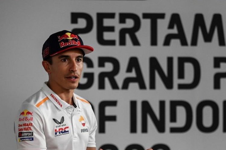 Pebalap Repsol Honda, Marc Marquez, saat berbicara dalam sesi konferensi pers jelang MotoGP Indonesia 2023 di Sirkuit Mandalika, Lombok, pada 12 Oktober 2023. Marquez meraih hasil buruk di Mandalika yaitu gagal finis pada sprint race dan balapan utama. (Foto oleh Sonny TUMBELAKA / AFP)