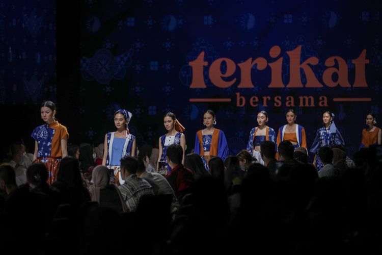 Lakon Indonesia menyelenggarakan acara Fashion Show Pintu Incubator di JF3 Fashion Tent La Piazza Sumarecon Mall, Kelapa Gading, Jakarta Utara pada Sabtu (3/9/2022). JF3 merupakan salah satu fashion festival yang paling bergengsi di Indonesia terutama di Jakarta dan tahun ini menjadi yang terbesar.