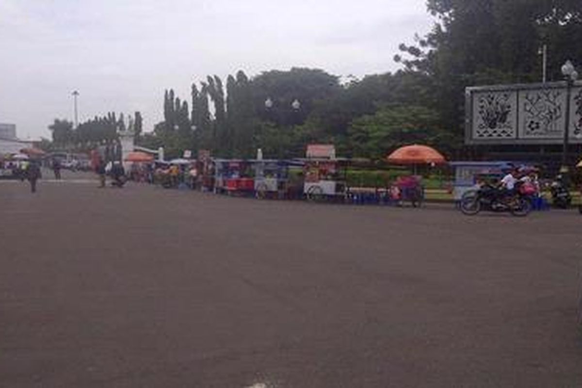 Meskipun massa aksi belum tiba, namun puluhan pedagang kaki lima sudah memadati depan pintu masuk Monas sisi Utara, yang berhadapan dengan Istana
