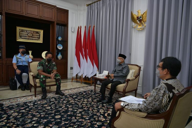 Wakil Presiden Ma'ruf Amin saat menerima kunjungan dari Panglima TNI Jenderal Andika Perkasa di rumah dinas Wapres, Jakarta, Rabu (24/11/2021).