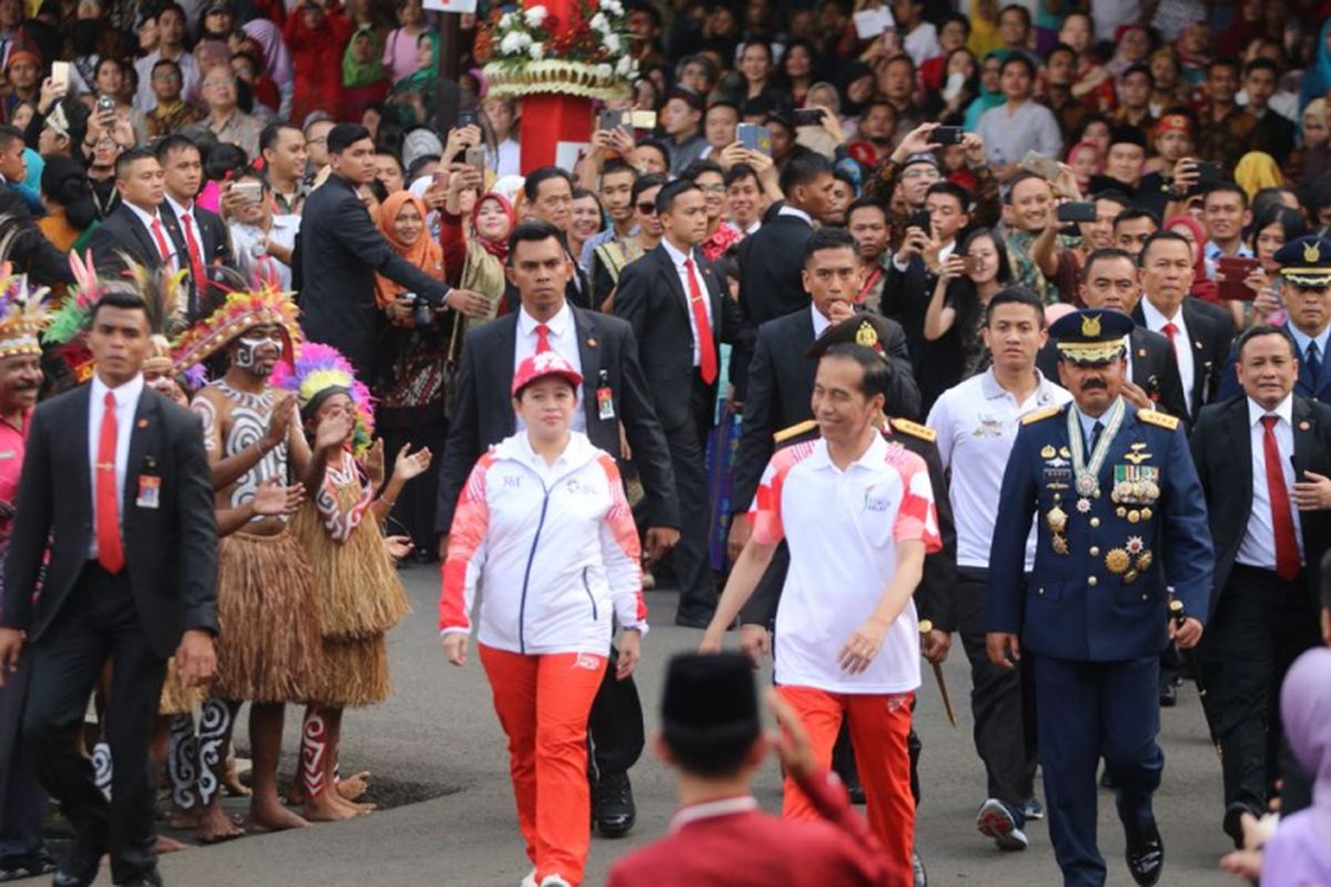 Menko PMK dan Presiden Jokowi dalam acara penyerahan api obor Asian Games 2018 di Istana Negara, Jakarta, Jumat (17/8/2018).