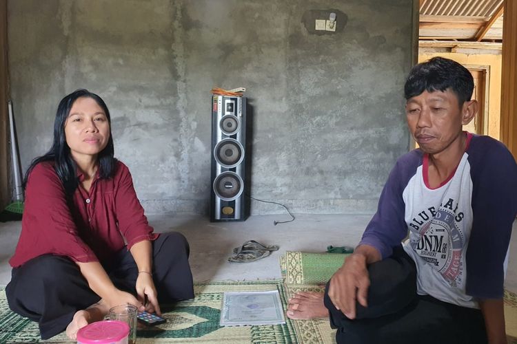 Sarjiyana (55) dan sang istri Sartini (37), pasangan penghayat kepercayaan dari Padukuhan Gondang, Kalurahan Kepek, Kapanewon Saptosari, Gunungkidul, DI Yogyakarta. 