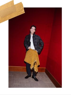 Gaya kompak Vidi dan Sheila di Piala FFI 2025 mencuri perhatian. Keduanya tampil elegan memadukan unsur modern dan tradisional.
