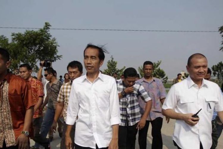 Calon presiden Joko Widodo (Jokowi) mengisi waktu jelang pengumuman rekapitulasi suara Pilpres 2014 dengan berkunjung ke Waduk Pluit, Jakarta Utara, Selasa (22/7/2014) sore.