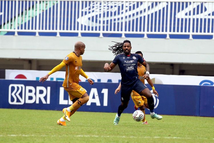 Pemain Arema FC Carlos Fortes dijaga ketat pemain Bhayangkara FC pada laga pekan 2 Liga 1 2021-2022 yang berakhir dengan skor 1-1 di Stadion Pakansari Bogor, Minggu (12/9/2021) sore.