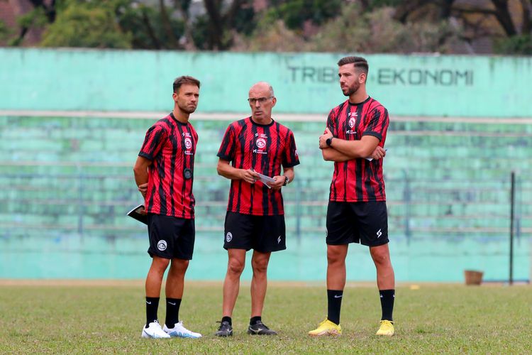 Pelatih Arema FC Fernando Valente bersama asistennya Daniel Chaves (kanan) dan Nelson Leitao (kiri) berdiskusi saat latihan di Stadion Gajayana Kota Malang, Senin (11/9/2023) sore.