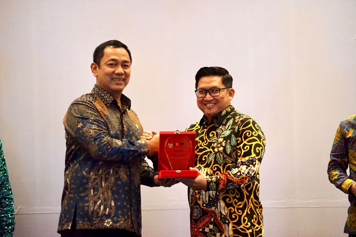 Pemerintah Provinsi (Pemprov) Jawa Barat (Jabar) menerima penghargaan Unit Kerja Pengadaan Barang/Jasa (UKPBJ) Proaktif dari Lembaga Kebijakan Pengadaan Barang/Jasa Pemerintah (LKPP). Penghargaan tersebut diberikan Ketua LKPP Hendrar Prihadi kepada Kepala Biro Pengadaan Barang dan Jasa (PBJ) Jabar Gandjar Yudniarsa dalam Rapat Koordinasi UKPBJ Proaktif Tahun 2023 di Hotel Westin Jakarta, Rabu (24/5/2023).