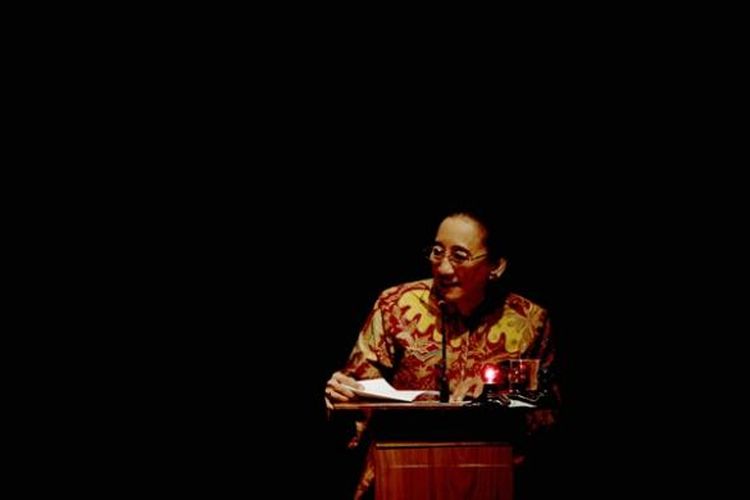 Hakim Konstitusi, Maria Farida Indrati berbicara dalam sidang Hak Asasi Manusia di Gedung Usmar Ismail, Jakarta, Rabu (12/12).  