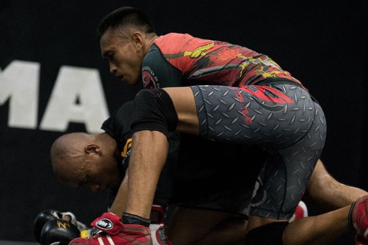 Atlet MMA asal Indonesia, The Terminator Sunoto (kanan). Sunoto dijadwalkan menghadapi petarung Myanmar, Tial Thang, dalam laga divisi bantamweight ONE: Bad Blood, Jumat (11/2/2022).