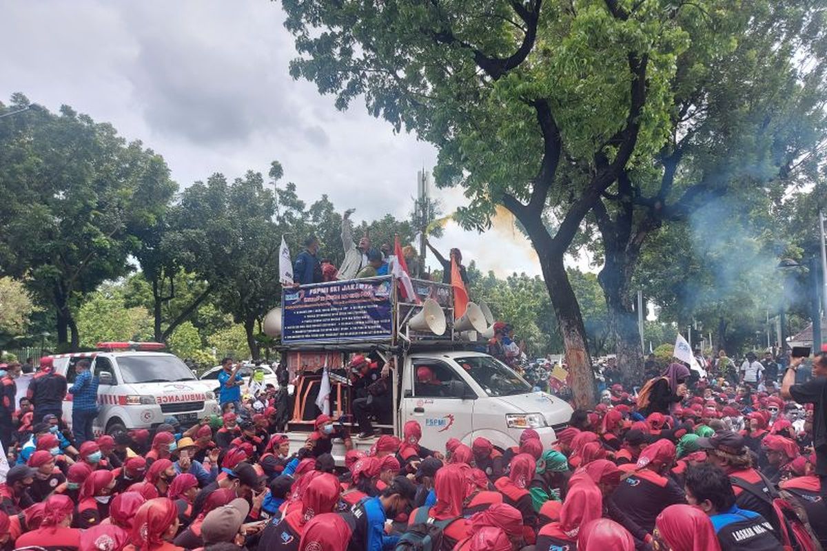 Buruh dari Federasi Serikat Pekerja Metal Indonesia (FSPMI) berkumpul di depan Gedung Balai Kota DKI Jakarta, Jalan Merdeka Selatan, Senin (29/11/2021). 