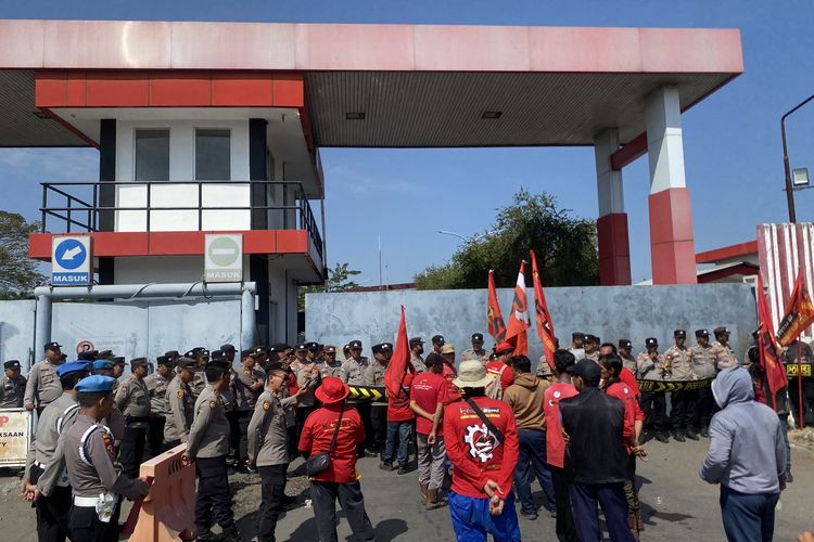 Upah Dipangkas Drastis, Pekerja Pertamina Balongan Demo di Indramayu