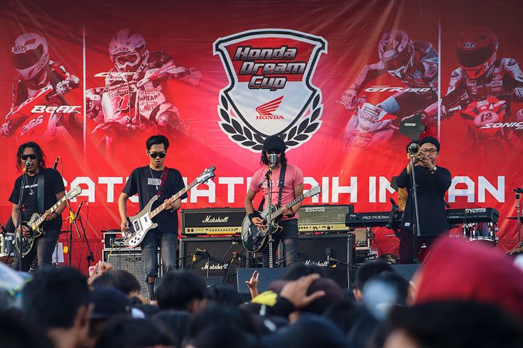 Panggung Hiburan yang turut hadir untuk pengunjung Honda Dream Cup 2019 di Cimahi, Jabar, Minggu (25/11/2019). 