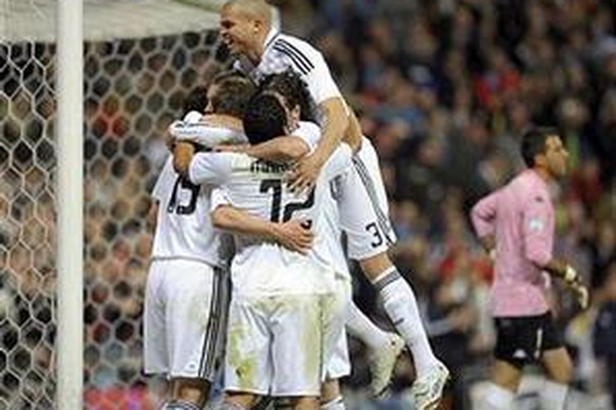 Para pemain Real Madrid merubungi Klaas-Jan Huntelaar, setelah dia membobol gawang Real Betis. Kiper Real Betis, Ricardo, hanya bisa termangu dan akhirnya kebobolan enam gol.