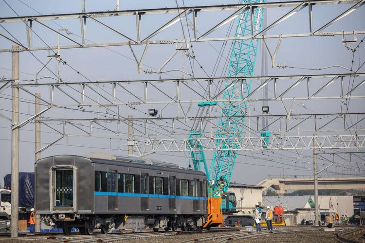 Kereta mass rapid transit (MRT) terlihat di Depo MRT Lebak Bulus, Jakarta Selatan, Kamis (12/4/2018). Gubernur DKI Jakarta Anies Baswedan meresmikan kedatangan dua rangkaian angkutan massal cepat (MRT) dan total sudah 12 unit kereta MRT berada depo MRT Lebak Bulus.