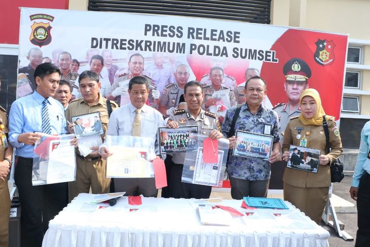Polda Sumsel melakukan konferensi pers terkait kasus ijazah bodong yang dikeluarkan oleh Perguruan Tinggi Harapan Palembang, Kamis (31/10/2019). Dalam kasus tersebut,  SS yang merupakan Pembina Yayasan dan MS selaku ketua yayasan ditangkap petugas.