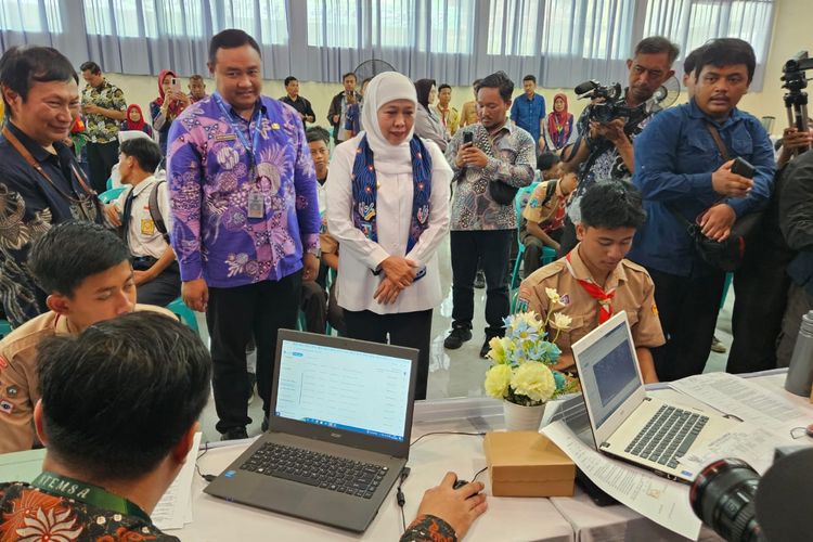 Khofifah Minta Tak Ada Penumpukan Pendaftar dalam SPMB Jatim