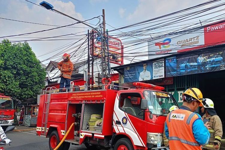 Lansia di Nganjuk Terjebak di Pohon Asam Setinggi 8 Meter, Dievakuasi Damkar karena Takut Turun
